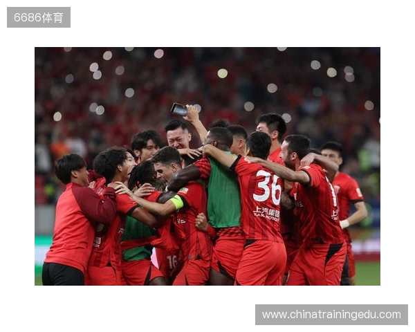 三连冠！上海海港加冕2025赛季中超冠军，摘下队史中超第四星